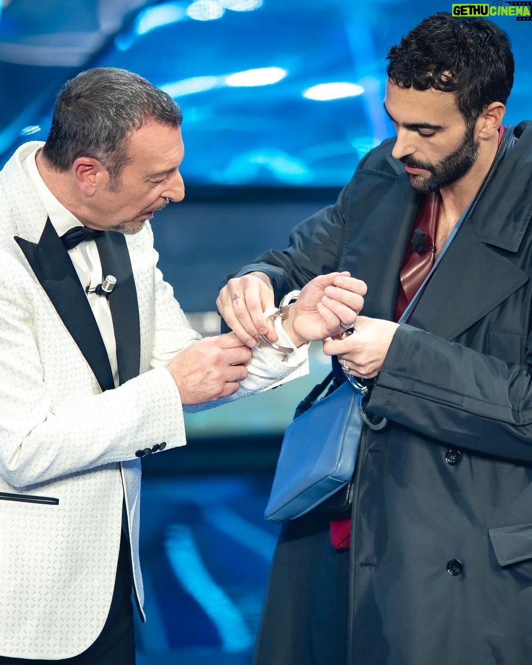 Marco Mengoni Instagram - Buona Vita 74esima edizione del Festival di Sanremo! e se questo è l’ultimoooo @amadeusonoio fatti dire Grazie, è stato un grandissimo onore.. è stata dura, è stato intenso e iper emozionante. All’Ariston ho trovato una famiglia grazie anche a tutti i fonici, sarti, tecnici, backliner e a tutte quelle persone che mi hanno fatto sentire a casa! A tutti i concorrenti: MERDA MERDA MERDA 💐 Io, Sanremo... credo di amarlo proprio #sanremo2024