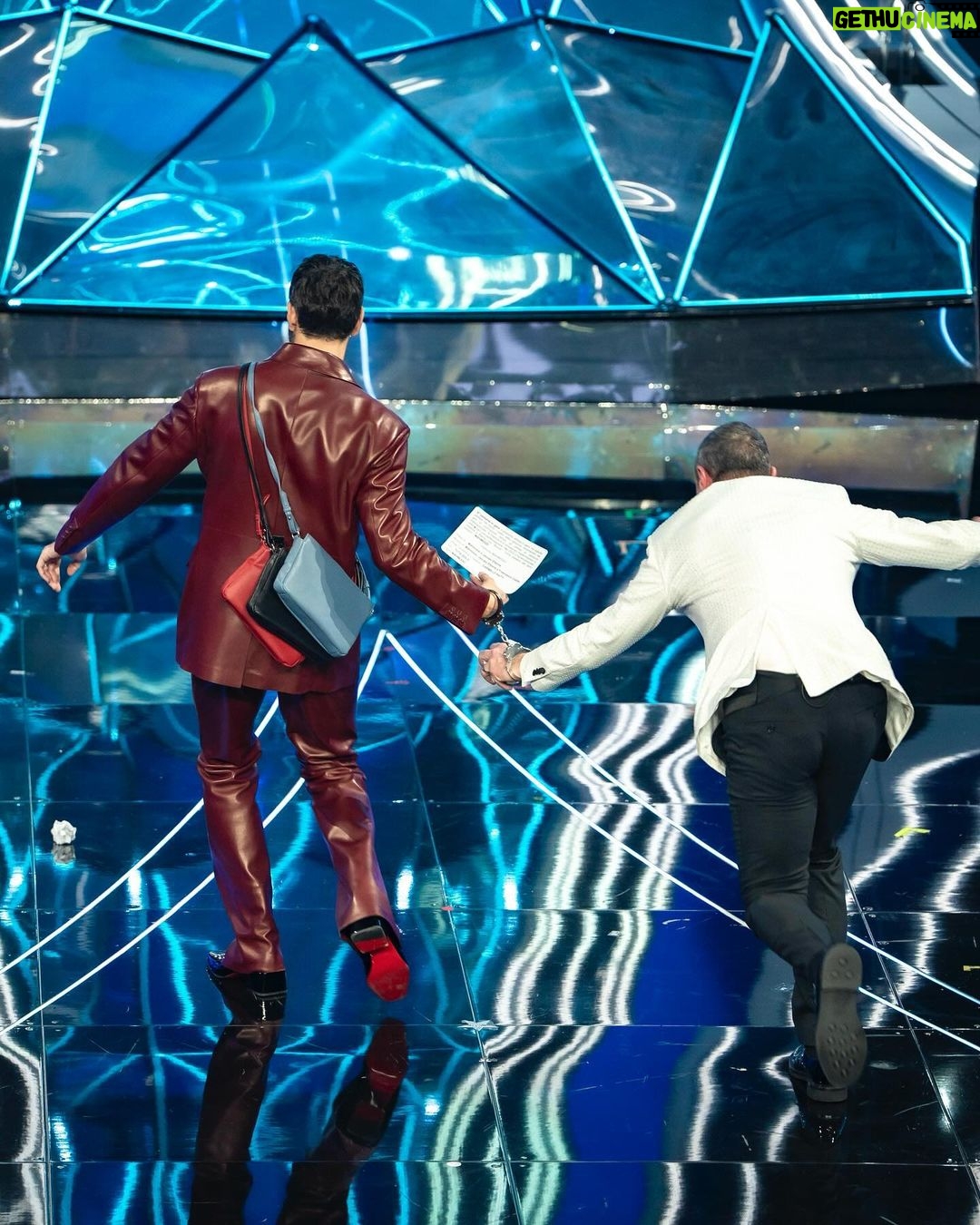 Marco Mengoni Instagram - Buona Vita 74esima edizione del Festival di Sanremo! e se questo è l’ultimoooo @amadeusonoio fatti dire Grazie, è stato un grandissimo onore.. è stata dura, è stato intenso e iper emozionante. All’Ariston ho trovato una famiglia grazie anche a tutti i fonici, sarti, tecnici, backliner e a tutte quelle persone che mi hanno fatto sentire a casa! A tutti i concorrenti: MERDA MERDA MERDA 💐 Io, Sanremo... credo di amarlo proprio #sanremo2024