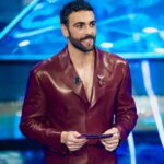 Marco Mengoni Instagram - Buona Vita 74esima edizione del Festival di Sanremo! e se questo è l’ultimoooo @amadeusonoio fatti dire Grazie, è stato un grandissimo onore.. è stata dura, è stato intenso e iper emozionante. All’Ariston ho trovato una famiglia grazie anche a tutti i fonici, sarti, tecnici, backliner e a tutte quelle persone che mi hanno fatto sentire a casa! A tutti i concorrenti: MERDA MERDA MERDA 💐 Io, Sanremo... credo di amarlo proprio #sanremo2024