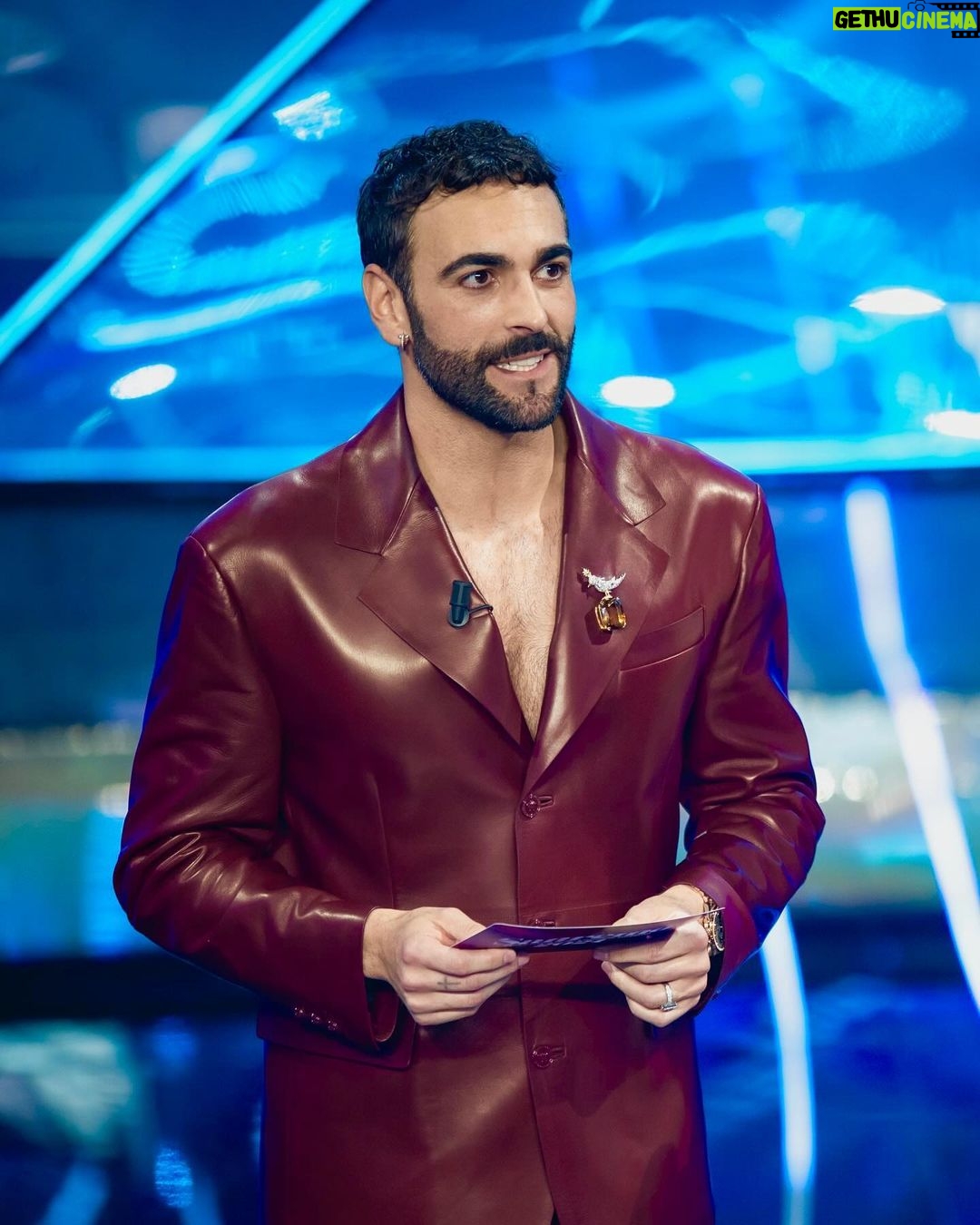 Marco Mengoni Instagram - Buona Vita 74esima edizione del Festival di Sanremo! e se questo è l’ultimoooo @amadeusonoio fatti dire Grazie, è stato un grandissimo onore.. è stata dura, è stato intenso e iper emozionante. All’Ariston ho trovato una famiglia grazie anche a tutti i fonici, sarti, tecnici, backliner e a tutte quelle persone che mi hanno fatto sentire a casa! A tutti i concorrenti: MERDA MERDA MERDA 💐 Io, Sanremo... credo di amarlo proprio #sanremo2024