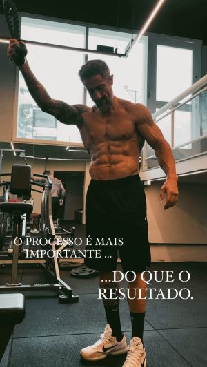 Marcos Mion Instagram - SERÁ QUE VOCÊ ENTENDE?
.
O resultado não pode ser seu foco. Em nenhuma situação da sua vida. Aos 44 eu posso falar com toda certeza: a vitória não é chegar no resultado, a vitória é enfrentar o processo, aguentar o tempo que for necessário pra ver algum tipo de resultado. 

E, o mais importante, entender que, na maioria das situações, o resultado não vai chegar nunca porque o processo se transforma no resultado final. Essa é uma das maiores sabedorias da vida. 
.
Muito difícil numa época onde 15 segundos bastam, onde não existe mais o profundo, o estudo vertical, a dedicação extrema, onde o oitavo lugar ganha troféu só porque foi na competição, numa época que já existe o mesmo número de influenciadores do que médicos, entender que para atingir as coisas grandiosas é necessário:
- abdicação de muitos prazeres.
- não fazer o que vc quer, mas o que é necessário.
- ter dedicação acima do que é considerado aceitável pelos parâmetros atuais…
- Resumindo, é necessário “horas de vôo”. 
É obrigatório regularidade durante os processos longos da vida. A G U E N T A N D O.
.
Não existe caminho fácil ou rápido. Se é rápido e fácil não vale a pena ou é errado. 
Pois tudo que é grandioso, que é monumental, que é admirável causa dor, incômodo, vontade de desistir… vai contra nosso instinto de preservação física e mental. Por isso o processo é o que importa, é o que te fortalece.
.
Então um dia você acorda e entende que o resultado final vira uma CONSEQUÊNCIA. Consequência de toda sua dedicação.  Vira uma questão de tempo. 
.
E, se tudo der certo, quando você chegar naquele objetivo final inicial você vai perceber que ele já não é mais importante porque você evoluiu tanto no processo que já está precisando de outros objetivos, ainda maiores.
.
Pra ter o que poucos tem, você tem que fazer o que poucos fazem. Parece que estou falando do processo difícil, dolorido, doloroso e extremo que passei para transformação física para virar o Max Machadada, mas estou falando sobre todas situações da vida.