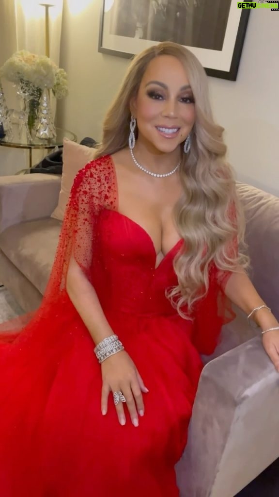 Mariah Carey Instagram - This tour has given me memories that will last a lifetime! I’m so grateful to everyone who made it happen - the creative team, crew, band, dancers, singers, the incredible guests and of course YOU - the fans! I love you!! Early Merry Christmas One and All! ❤️🎄🎁