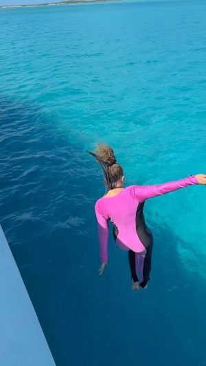Mariah Carey Instagram - Celebratory splash at 3:27 on 3.27! 🦋🍾🎉🌊