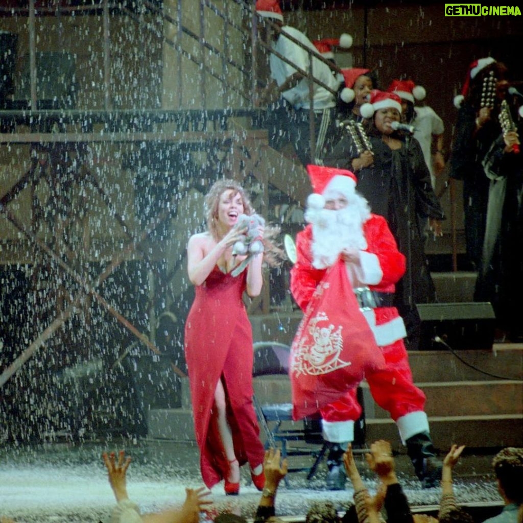 Mariah Carey Instagram - Same me, same venue, different day! 🎄❤️ Always keeping it festive @thegarden! 🎅🏻🎁 1st picture: on stage at MSG on Dec. 10, 1993 2nd picture: on stage at MSG on Dec. 9, 2023