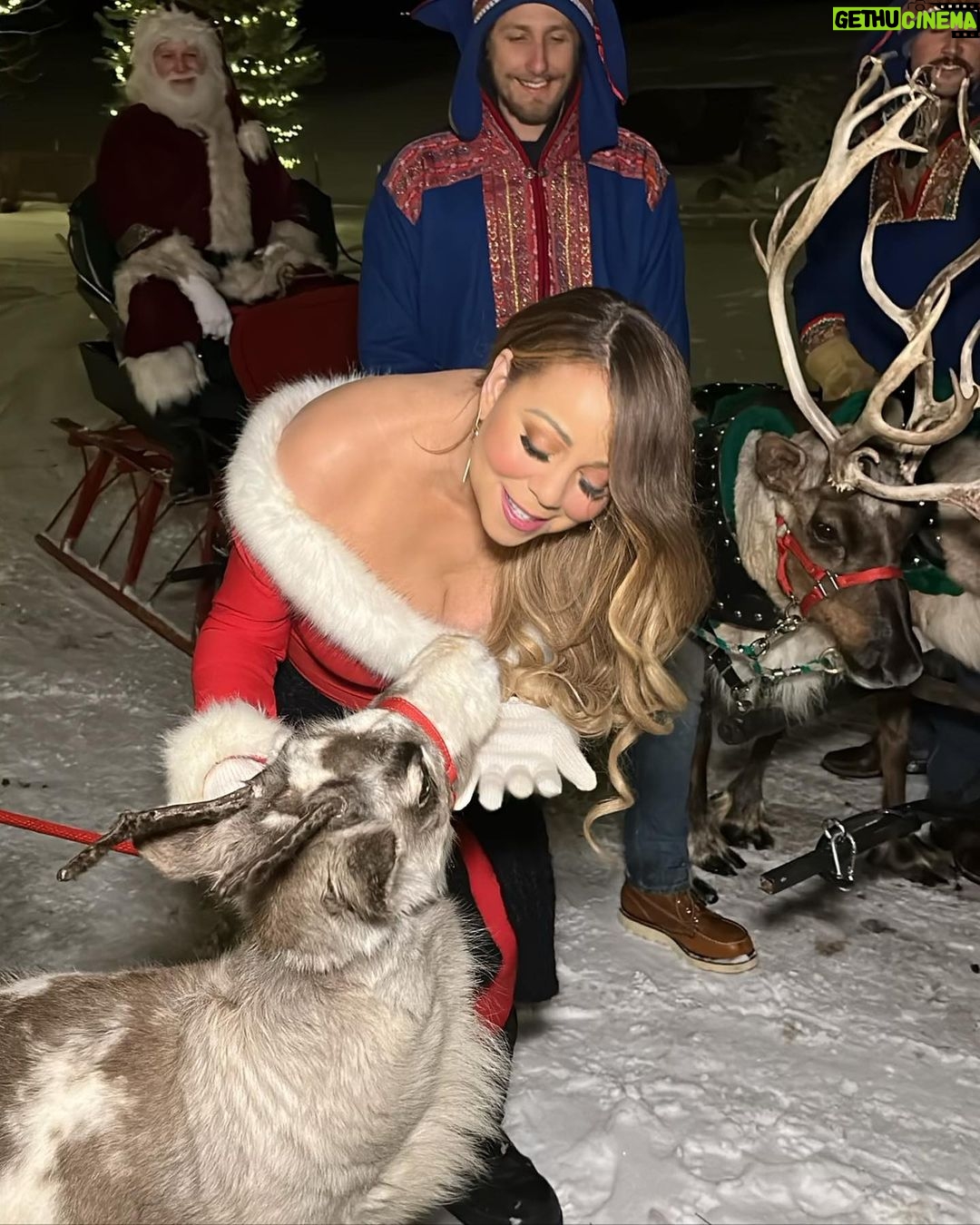 Mariah Carey Instagram - Santa makes a pit stop at our lair with Baby Blitzen in tow for her first public appearance! Sooooo cute!!! π¦π Merry Christmas Eve everyone! β₯οΈβ₯οΈπβοΈπ
πΌπβ₯οΈ