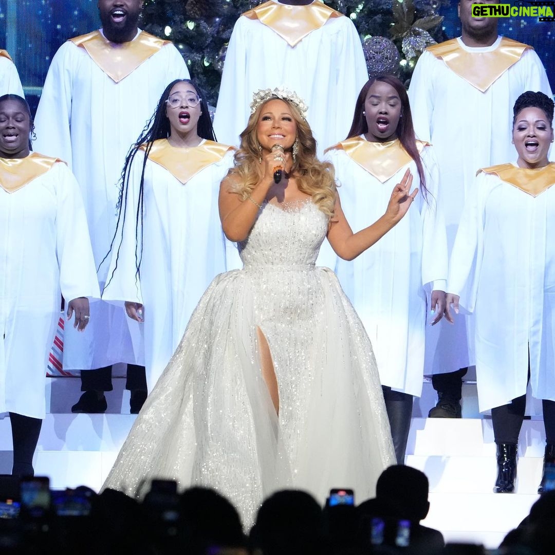Mariah Carey Instagram - MERRY CHRISTMAS TO ALL!! ❄️🎄🎁🎅🏼 Join me TONIGHT to ring in the holidays with a 2 hour special on @cbstv at 8pm! ❤️❤️❤️ 📸Kevin Mazur
