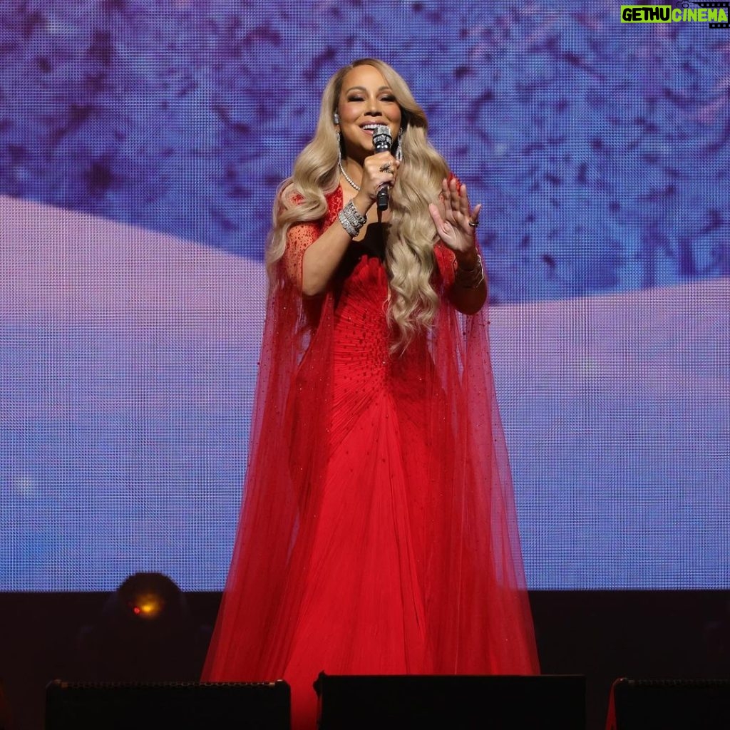 Mariah Carey Instagram - New York, it’s been a pleasure! I had so much fun with you all last night, and can’t wait to do it again next week! 🎄❤️ Thank you for the beautiful dress @giorgioarmani #armaniprivé 📸 @kevinmazur