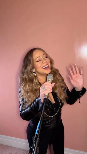 Mariah Carey Instagram - See you in December! 🎅🏼🎄All 4 shows of #MerryChristmasToAll are on sale now! ❤️