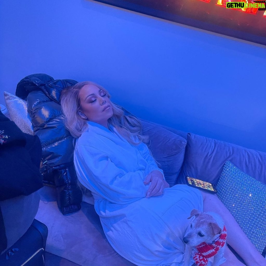 Mariah Carey Instagram - Quick power nap before showtime 💋