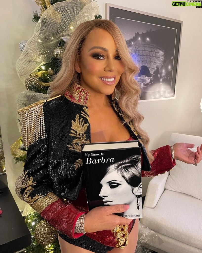 Mariah Carey Instagram - 🎶 Living like Babs cause it’s Evergreen 🎶 Reading the incredible memoir by @barbrastreisand on the tour bus!📕❤️ Thank you for the gift and the fabulous dedication @billyeichner 💋