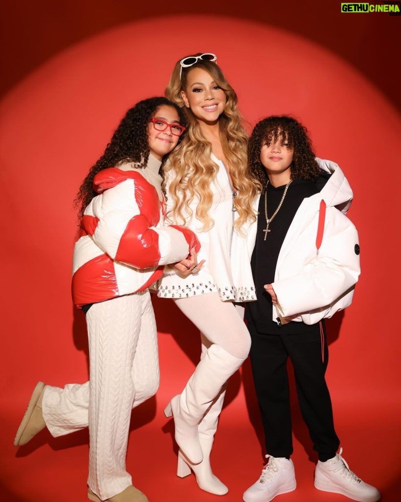 Mariah Carey Instagram - It was a family affair at the #BBMAs for @mariahcarey! ❤️ 📷 @virisayong