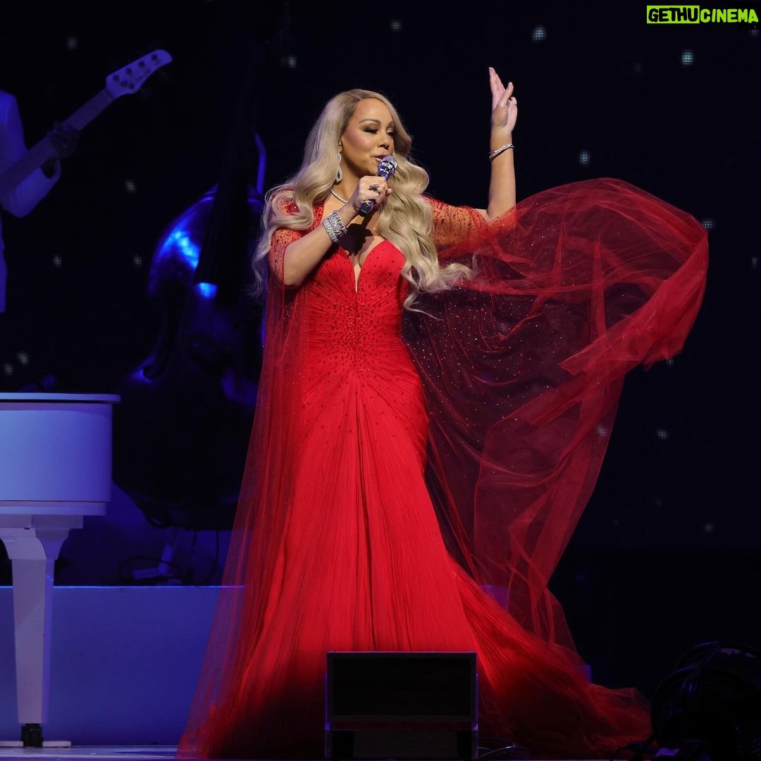 Mariah Carey Instagram - New York, it’s been a pleasure! I had so much fun with you all last night, and can’t wait to do it again next week! 🎄❤️ Thank you for the beautiful dress @giorgioarmani #armaniprivé 📸 @kevinmazur
