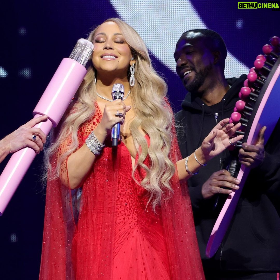 Mariah Carey Instagram - New York, it’s been a pleasure! I had so much fun with you all last night, and can’t wait to do it again next week! 🎄❤️ Thank you for the beautiful dress @giorgioarmani #armaniprivé 📸 @kevinmazur
