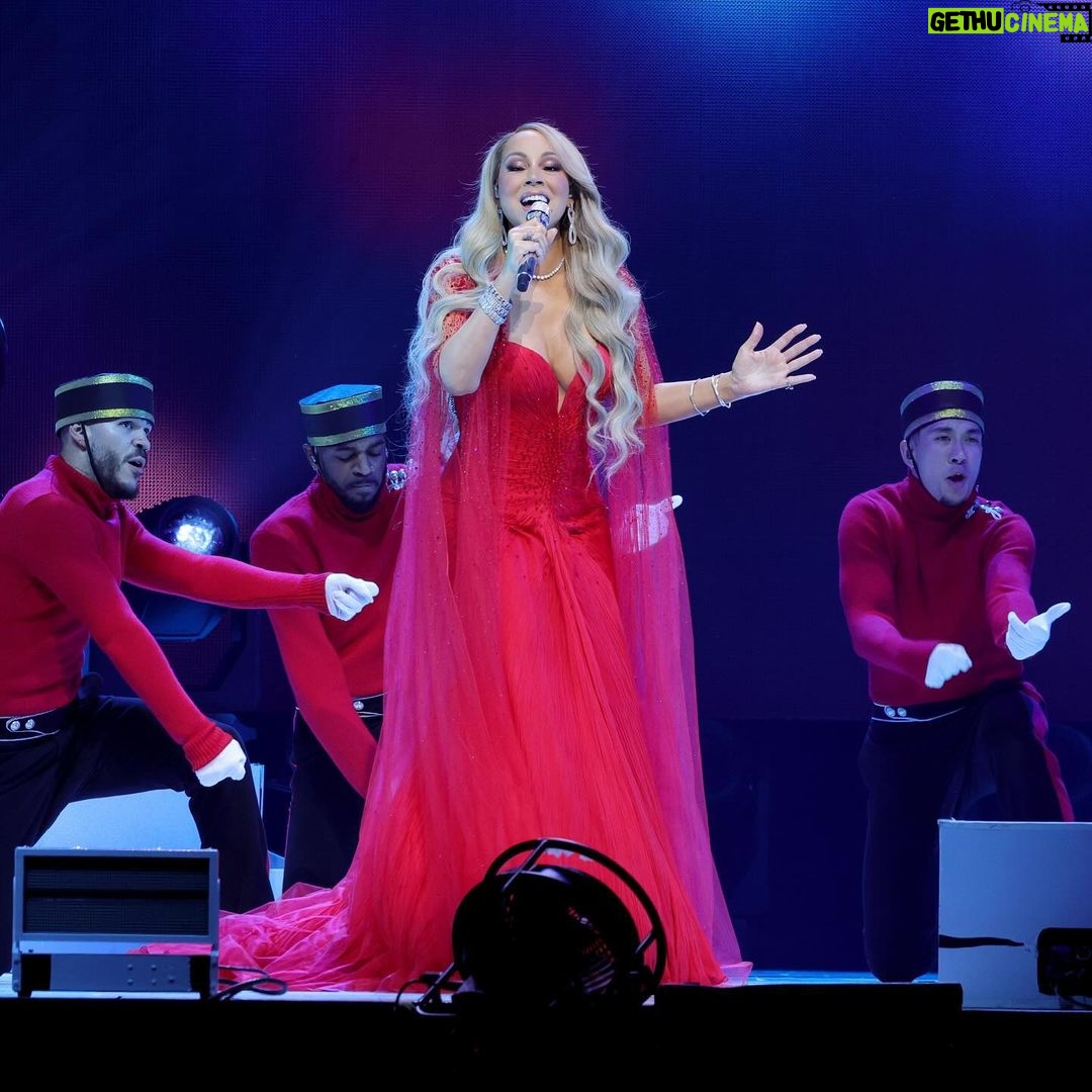 Mariah Carey Instagram - New York, it’s been a pleasure! I had so much fun with you all last night, and can’t wait to do it again next week! 🎄❤️ Thank you for the beautiful dress @giorgioarmani #armaniprivé 📸 @kevinmazur