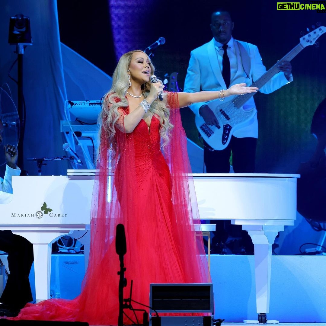 Mariah Carey Instagram - New York, it’s been a pleasure! I had so much fun with you all last night, and can’t wait to do it again next week! 🎄❤️ Thank you for the beautiful dress @giorgioarmani #armaniprivé 📸 @kevinmazur