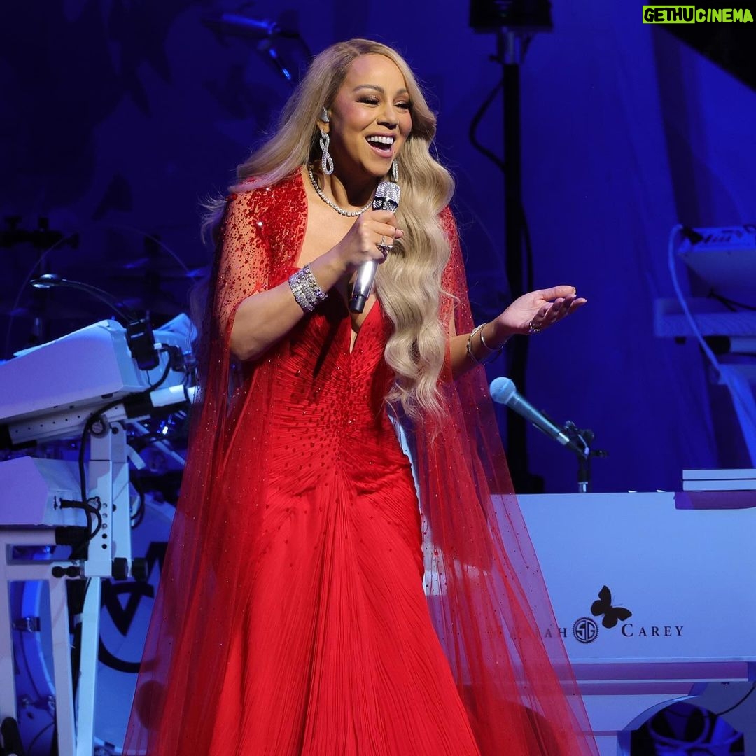 Mariah Carey Instagram - New York, it’s been a pleasure! I had so much fun with you all last night, and can’t wait to do it again next week! 🎄❤️ Thank you for the beautiful dress @giorgioarmani #armaniprivé 📸 @kevinmazur