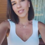Mariana Rios Instagram - Quantos morrem junto com aquele morre? Quando alguém que admiro se vai, morre em mim a perspectiva de sua eternidade. Morre em mim a continuidade do aprendizado, do tempo adiante, da utopia de uma historia sem mais futuro. Morre em mim um norte. Um ponto de partida. A voz da sabedoria. Tantas outras coisas que morrem junto com aquele que morre. Um dia vivido é na verdade um dia a menos pra cada um de nós. E o que estamos fazendo com os outros que nos restam? Mariana Rios