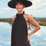 Mariana Rios Instagram - Sou frágil quando triste Forte quando luto Calma na caminhada Sou lady quando é preciso Moleca para os amigos Mulher em minha jornada Sou intensa quando amo Rígida quando faço Vento que sopra leve Fogo que não se apaga Eu cuido quando gosto Também quando não gosto cuido Sou todas dentro de mim Não queira me fazer diferente Eu sou assim Me veja com bons olhos Se orgulhe das minhas batalhas Sou mulher que bate no peito Com qualidades raras Eu escuto, olho e falo ao mesmo tempo Não preciso de uma tarefa só Não me calo diante ao desrespeito Sou mulher Em pingo d’água, dou nó. Mariana Rios Punta del Este, Uruguay