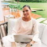 Mariana Rios Instagram - Você pode ser tudo que quiser, desde que haja verdade em seu coração! De uns tempos pra cá, carrego a tira colo, meu computador e um bloco de notas. Tenho estudado muito sobre psicanálise, filosofia e história. Tudo isso se conecta com meus projetos futuros. Enquanto aguardo o lançamento do meu segundo livro, já comecei a escrita do terceiro que será um romance. É tão bom quando permitimos o passeio por novos universos! Quando conseguimos trabalhar com aquilo que toca nossa alma! Estruturar a Imersão Basta Sentir, tem mexido muito comigo também! Antigos sonhos que vieram a tona somente agora. Nunca é tarde pra buscar, compreender e viver o novo! Passear pelo desconhecido traz o friozinho na barriga! Sair da zona de conforto! Se reinventar! Sigo aqui aproveitando ao máximo cada segundo de construção de todos esses projetos! Sempre desfrutando o momento presente, com a certeza de que é somente ele que importa! Mariana Rios