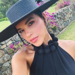 Mariana Rios Instagram - Sou frágil quando triste Forte quando luto Calma na caminhada Sou lady quando é preciso Moleca para os amigos Mulher em minha jornada Sou intensa quando amo Rígida quando faço Vento que sopra leve Fogo que não se apaga Eu cuido quando gosto Também quando não gosto cuido Sou todas dentro de mim Não queira me fazer diferente Eu sou assim Me veja com bons olhos Se orgulhe das minhas batalhas Sou mulher que bate no peito Com qualidades raras Eu escuto, olho e falo ao mesmo tempo Não preciso de uma tarefa só Não me calo diante ao desrespeito Sou mulher Em pingo d’água, dou nó. Mariana Rios Punta del Este, Uruguay