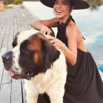 Mariana Rios Instagram - Sou frágil quando triste Forte quando luto Calma na caminhada Sou lady quando é preciso Moleca para os amigos Mulher em minha jornada Sou intensa quando amo Rígida quando faço Vento que sopra leve Fogo que não se apaga Eu cuido quando gosto Também quando não gosto cuido Sou todas dentro de mim Não queira me fazer diferente Eu sou assim Me veja com bons olhos Se orgulhe das minhas batalhas Sou mulher que bate no peito Com qualidades raras Eu escuto, olho e falo ao mesmo tempo Não preciso de uma tarefa só Não me calo diante ao desrespeito Sou mulher Em pingo d’água, dou nó. Mariana Rios Punta del Este, Uruguay