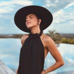 Mariana Rios Instagram - Sou frágil quando triste Forte quando luto Calma na caminhada Sou lady quando é preciso Moleca para os amigos Mulher em minha jornada Sou intensa quando amo Rígida quando faço Vento que sopra leve Fogo que não se apaga Eu cuido quando gosto Também quando não gosto cuido Sou todas dentro de mim Não queira me fazer diferente Eu sou assim Me veja com bons olhos Se orgulhe das minhas batalhas Sou mulher que bate no peito Com qualidades raras Eu escuto, olho e falo ao mesmo tempo Não preciso de uma tarefa só Não me calo diante ao desrespeito Sou mulher Em pingo d’água, dou nó. Mariana Rios Punta del Este, Uruguay