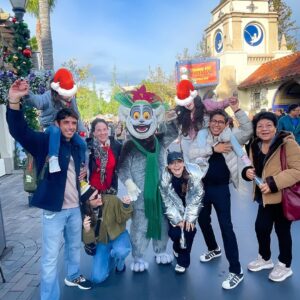 Marimar Vega Instagram - Corazón contento ❤️ de que estémos todos juntos y en LA,empezamos las vacaciones en familia en @unistudios 
Gracias @raul_bllamas por hacerlo posible disfrutamos muchísimo