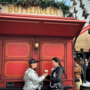 Marimar Vega Instagram - Corazón contento ❤️ de que estémos todos juntos y en LA,empezamos las vacaciones en familia en @unistudios 
Gracias @raul_bllamas por hacerlo posible disfrutamos muchísimo