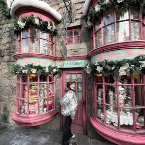 Marimar Vega Instagram - Corazón contento ❤️ de que estémos todos juntos y en LA,empezamos las vacaciones en familia en @unistudios 
Gracias @raul_bllamas por hacerlo posible disfrutamos muchísimo