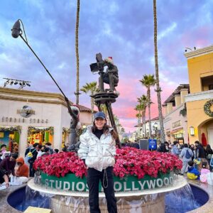 Marimar Vega Instagram - Corazón contento ❤️ de que estémos todos juntos y en LA,empezamos las vacaciones en familia en @unistudios 
Gracias @raul_bllamas por hacerlo posible disfrutamos muchísimo