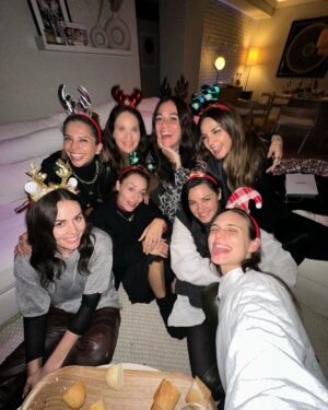 Marimar Vega Instagram - Intentamos tener una foto decente de nuestra hermosa cena navideña de ayer pero creo que no lo logramos 😭… 
Las amo infinito por siempre y para siempre ♾️