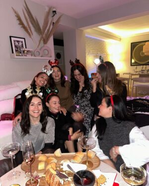 Marimar Vega Instagram - Intentamos tener una foto decente de nuestra hermosa cena navideña de ayer pero creo que no lo logramos 😭… 
Las amo infinito por siempre y para siempre ♾️