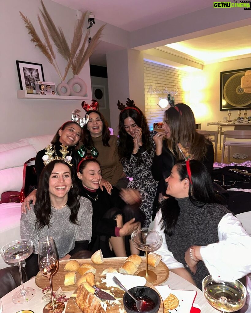 Marimar Vega Instagram - Intentamos tener una foto decente de nuestra hermosa cena navideña de ayer pero creo que no lo logramos 😭… Las amo infinito por siempre y para siempre ♾️