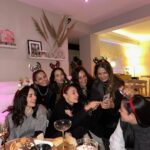 Marimar Vega Instagram - Intentamos tener una foto decente de nuestra hermosa cena navideña de ayer pero creo que no lo logramos 😭… Las amo infinito por siempre y para siempre ♾️