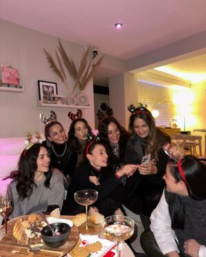 Marimar Vega Instagram - Intentamos tener una foto decente de nuestra hermosa cena navideña de ayer pero creo que no lo logramos 😭… 
Las amo infinito por siempre y para siempre ♾️
