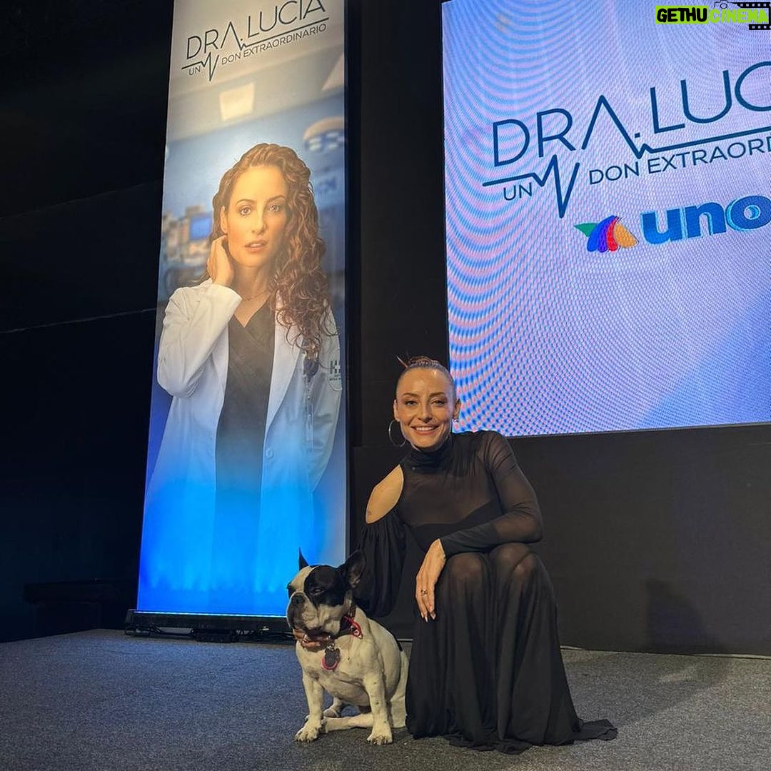 Marimar Vega Instagram - Un poquito de la presentación de ayer.. Yo vestida en @hualingerie cómo siempre ❤️ Mi chata hermosa Mi mamá que fue a darme amor Mis compañeros actores Un poquito del makeup & hair Y mis flores que me mando mi esposo .