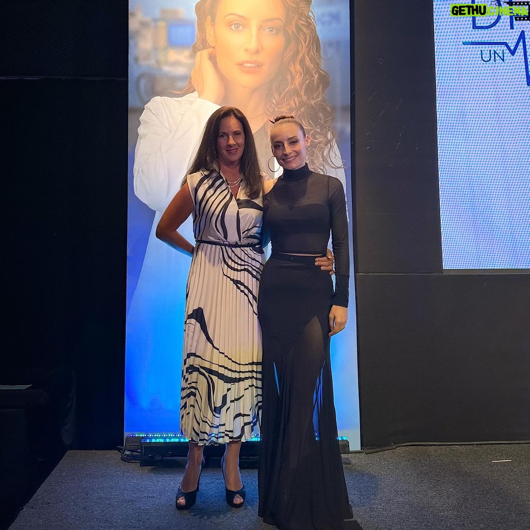 Marimar Vega Instagram - Un poquito de la presentación de ayer.. Yo vestida en @hualingerie cómo siempre ❤️ Mi chata hermosa Mi mamá que fue a darme amor Mis compañeros actores Un poquito del makeup & hair Y mis flores que me mando mi esposo .