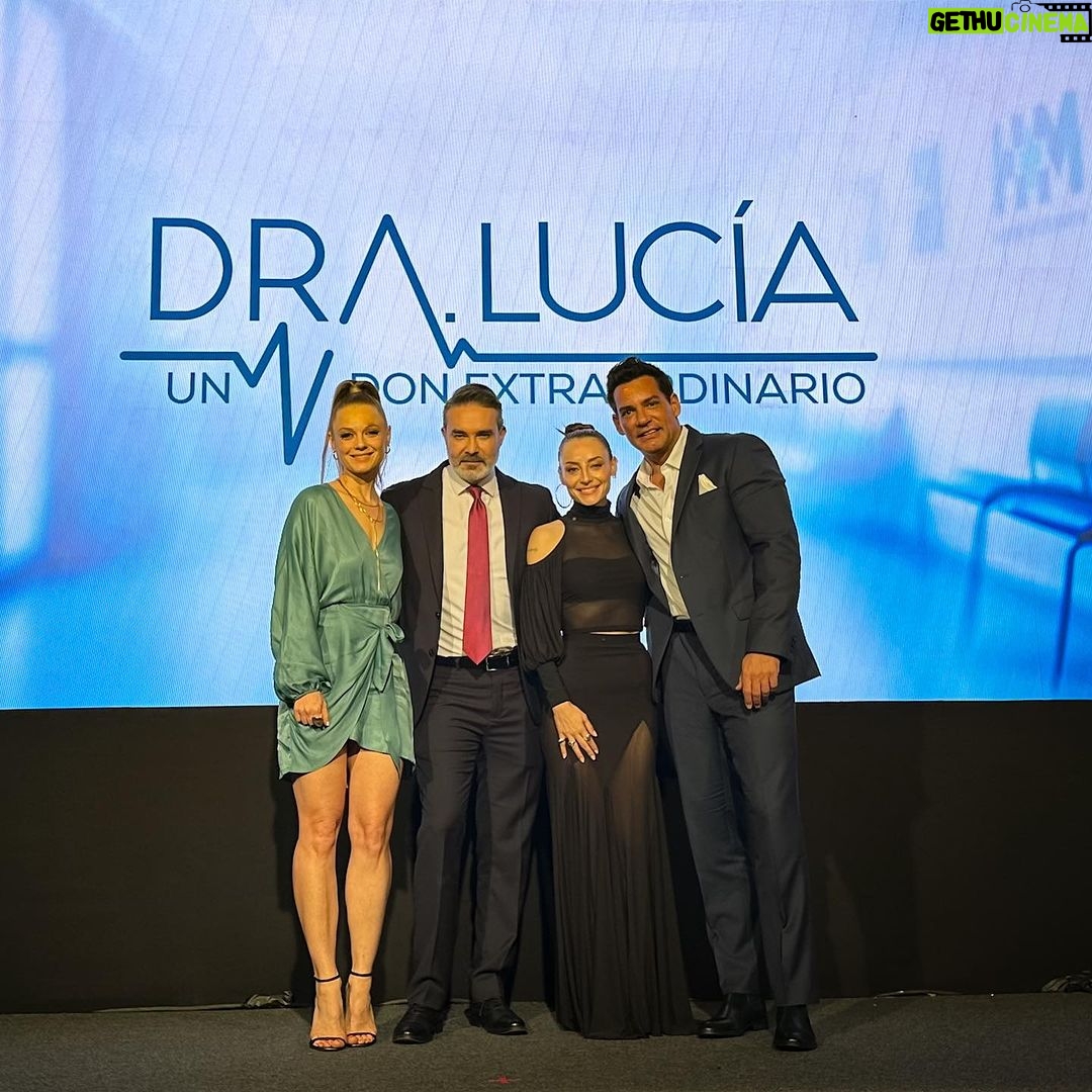 Marimar Vega Instagram - Un poquito de la presentación de ayer.. Yo vestida en @hualingerie cómo siempre ❤️ Mi chata hermosa Mi mamá que fue a darme amor Mis compañeros actores Un poquito del makeup & hair Y mis flores que me mando mi esposo .