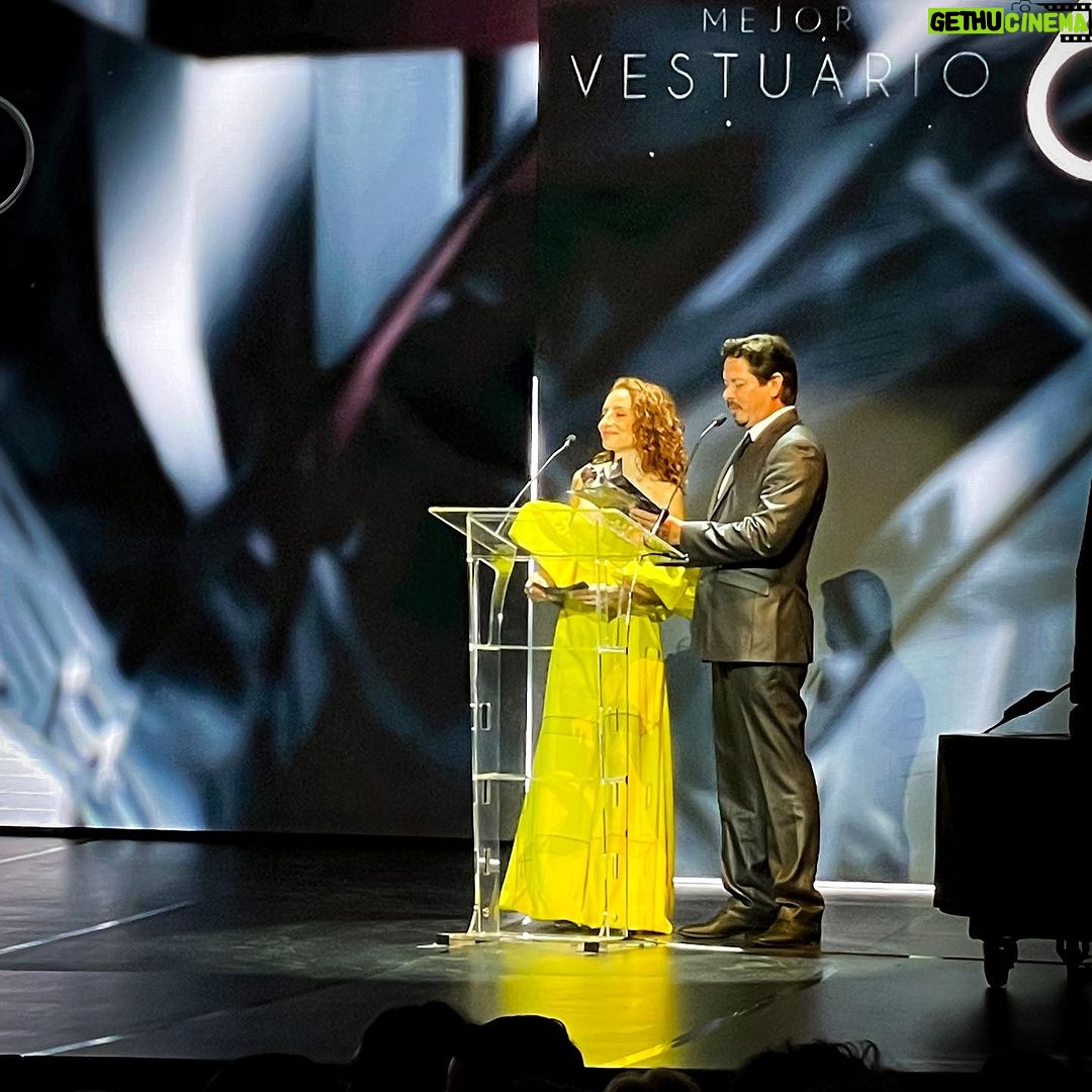 Marimar Vega Instagram - Arieles 2023!!! Qué bonita noche de celebración, de reencontrarme con muchos amigos queridos. Muchas gracias @academiacinemx por la invitación y aplaudo el esfuerzo de hacer esta celebración al cine mexicano posible !!! Gracias @benitosantosoficial sólo tú podrías haber hecho este hermoso 👗 en tan poco tiempo a la distancia y que yo llegara 10 min antes de la alfombra y me quedara perfecto. Hair: @blancadiazoficial Makeup: @robbielikemargot