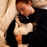 Marimar Vega Instagram - Que duro es tener a nuestros perritos enfermos, gracias por todos los msj que le mandan a chata para que se recupere, aquí estamos dándole mucho amor para que vuelva a jugar con su pelota como tanto le gusta. Puro amor para ti mi perrita hermosa ❤️❤️ @lachatavega1