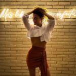 Marimar Vega Instagram - Tan libre como para desearle el bien a quien en su ignorancia,torpeza o proceso no se porto bien contigo. Tan libre como para permitirte estar en paz y sin rencor. Tan libre como para entrar y salir de un lugar, saber cuánto y hasta donde dar. Tan libre como para sonreír en donde un día no paraste de llorar. Tan libre como para amar,sin tener que presionar , ni perseguir e incluso dejar ir. Tan libre como para estar en un momento como si fuera eterno, presente y totalmente,tan libre como para guardar todo en el corazón. Tan libre ✨ #maslibremenosperfectamasfeliz By Efrén Martinez.