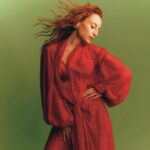 Marimar Vega Instagram - Con 40 años recién cumplidos, @marimarvega se enorgullece de la mujer en la que se ha convertido, guardando con aprecio cada experiencia que ha adquirido en el camino, al encontrar la libertad en aceptarse y dejarse ser. En este shooting junto a @ludwigwiggstein, la actriz fluye y disfruta su presente, sin olvidar su pasado. Determinada y misteriosa, la actriz se dejó llevar por la cámara, que capturó ese pensamiento que la define: “Mientras más me acepto y me veo con todas las imperfecciones que tengo, soy mucho más libre y eso me convierte en una persona más feliz”. ✨ #MarimarVegaEsMarieClaire ❤️ Créditos: Director Editorial: @gerardangulo Fotografía: @carlos_ruizc Realización: @sergio.valenzuelach Maquillaje: @robbielikemargot Peinado: @ernestovargas_hair Asistente de moda: @michortizand y @marareyesd Asistente de peinado: @estilistapatyv Asistente de fotografía: @ivanovich_as Entrevista: Wendy San José.