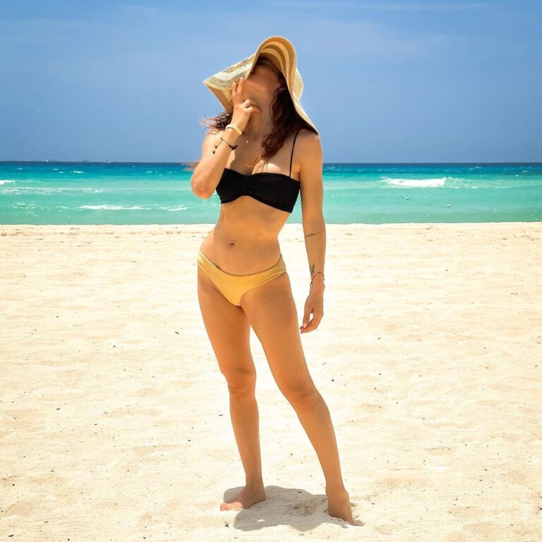 Marimar Vega Instagram - Take me back !! No supero ese color de mar ✨ Y con el calor que hace aquí mas .