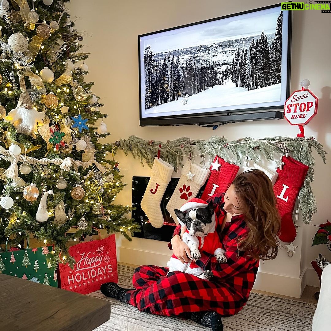 Marimar Vega Instagram - Llegó el día favorito del año !!! Feliz Navidad 🎄 les deseamos la chata, jero y yo ❤️