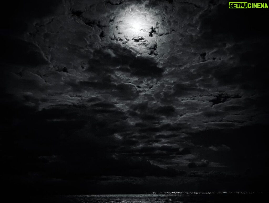 Marimar Vega Instagram - Hace 3 años esa luna llena en leo nos transformó la vida ✨🙏💕 Feliz luna llena ♌️