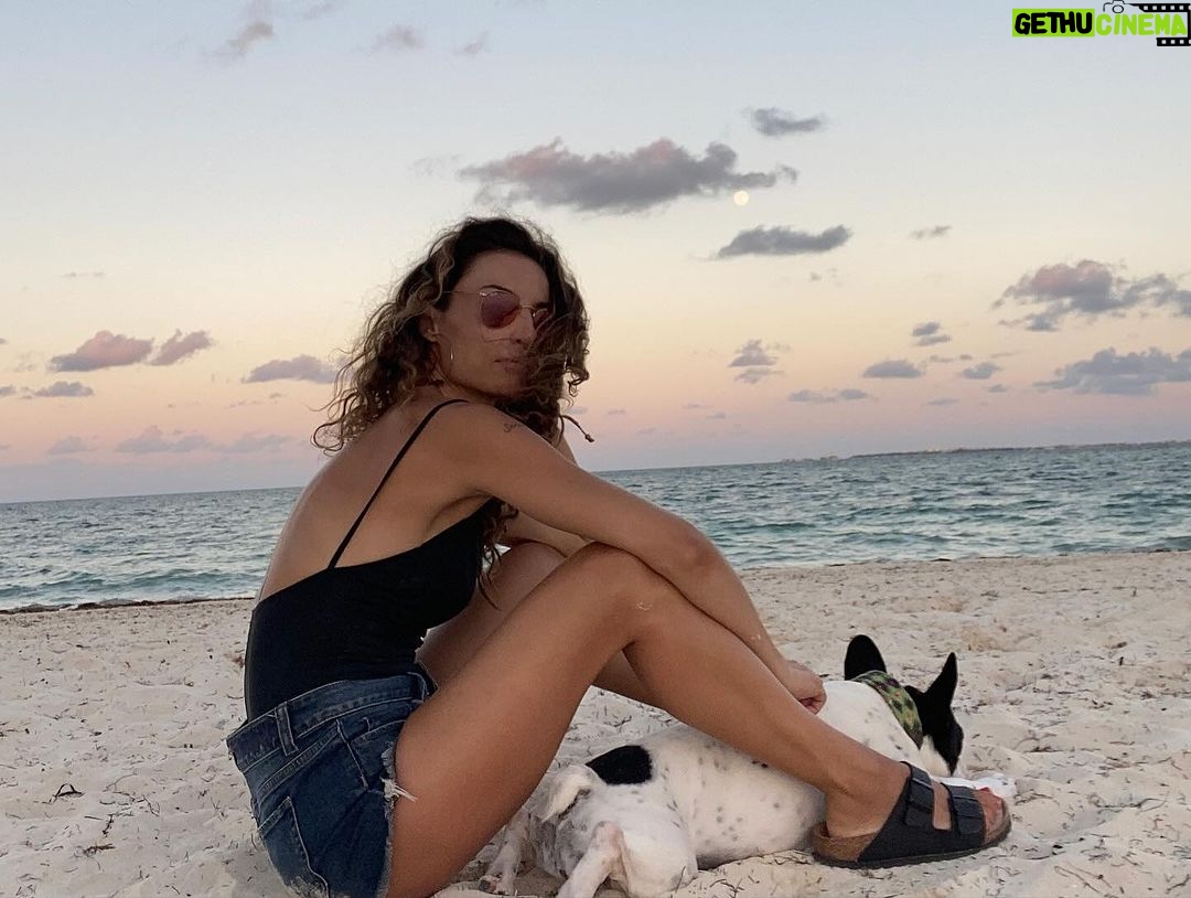 Marimar Vega Instagram - Hace 3 años esa luna llena en leo nos transformó la vida ✨🙏💕 Feliz luna llena ♌️
