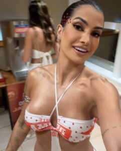 Marina Ferrari Instagram - Segundo dia de @camarotebrahmasalvador @brahmacerveja valorizem que deu trabalho colar esses brilhos 😂🫶🏽 Salvador, Bahia, Brazil