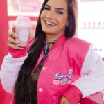 Marina Ferrari Instagram - O stand da Gummy no segundo dia do IFBR está bombando e claro que cheguei pra mostrar tudo para vocês! O stand mais rosa e lindo de todo o evento, tá incrível, né??🩷✨