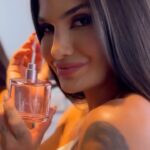 Marina Ferrari Instagram - Galerinhaaa, estou apaixonada pela nova fragrância corporal da @braehaircare 😍 É uma fragrância super feminina e elegante, além de ser versátil, perfeita para todas as ocasiões! Aproveitem meu cupom MARINAFERRARI15 e ganhem 25% off em todos os produtos do site deles! ❤️ #braé #publi