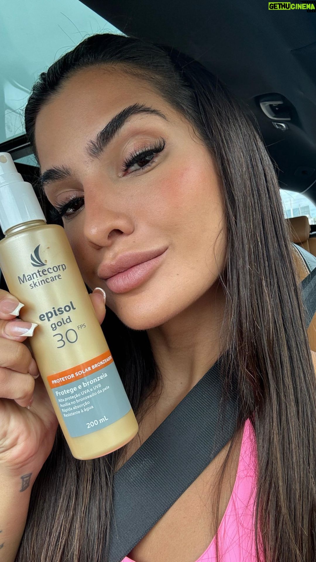 Marina Ferrari Instagram - Manhā de domingo com muito sol como amo, mas acompanhado do meu queridinho para proteçāo nesse calor!☀️ O Episol Gold da @mantecorpskincare protege e bronzeia sua pele, trazendo um bronzeado intenso e duradouro, com efeito iluminador, além de potencializar e prolongar o bronzeado natural da pele. No site vocês encontram essa novidade e tem 20% off com meu CUPOM: MARINA20 (um ponto importante é que o cupom não é acumulativo) ✨ |publi